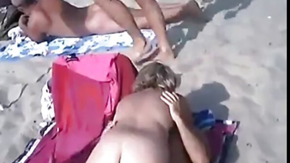 Maman porno l anal s'allonge avec son fils, suce son chapeau et lui fesse le cul tout en courbes.