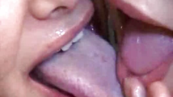 Un groupe d'hommes est entré dans la maison et anal violent porn a donné un baiser chaud au jeune amant.