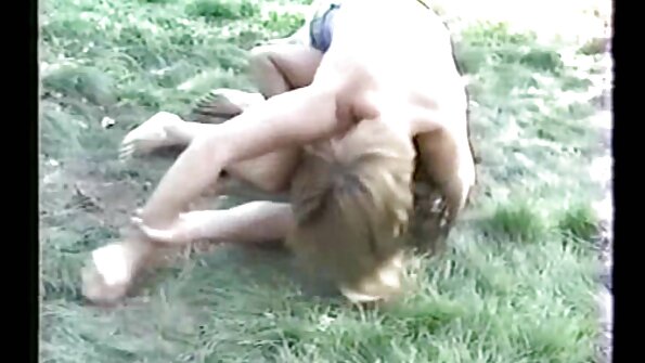 Deux superbes blondes en film complet porno anal latex ont du mal à masturber la bite d'un homme à quatre mains.